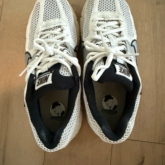 Nike Vomero FJ2028-001 - Picture 2 of 5
